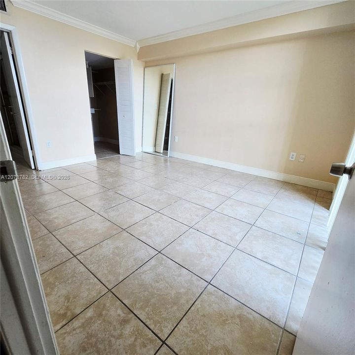 For Rent: $2,400 (2 beds, 2 baths, 910 Square Feet)
