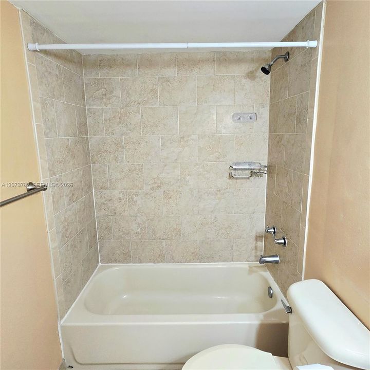 For Rent: $2,400 (2 beds, 2 baths, 910 Square Feet)
