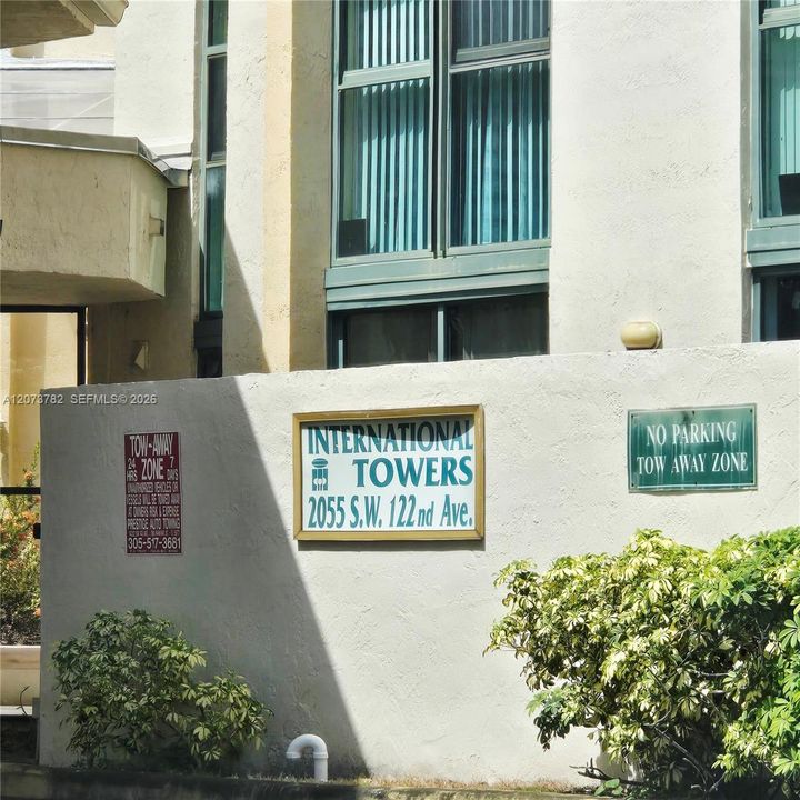 For Rent: $2,400 (2 beds, 2 baths, 910 Square Feet)