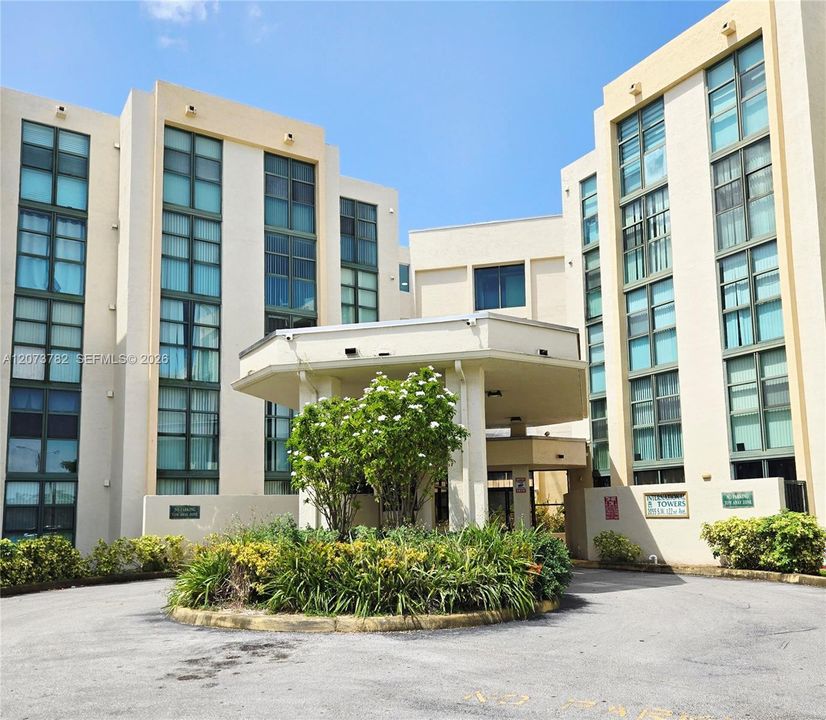 For Rent: $2,400 (2 beds, 2 baths, 910 Square Feet)