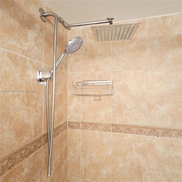 For Rent: $2,400 (2 beds, 2 baths, 910 Square Feet)
