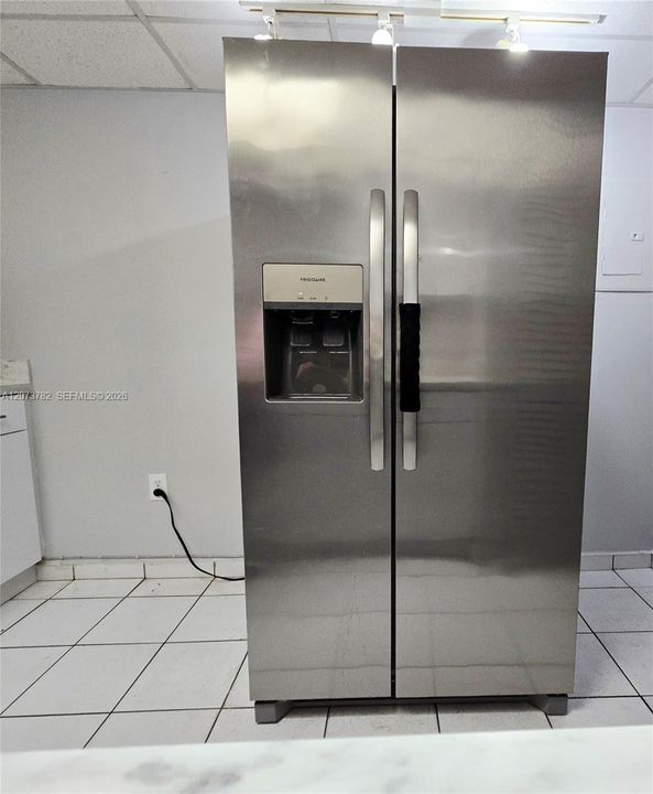 For Rent: $2,400 (2 beds, 2 baths, 910 Square Feet)
