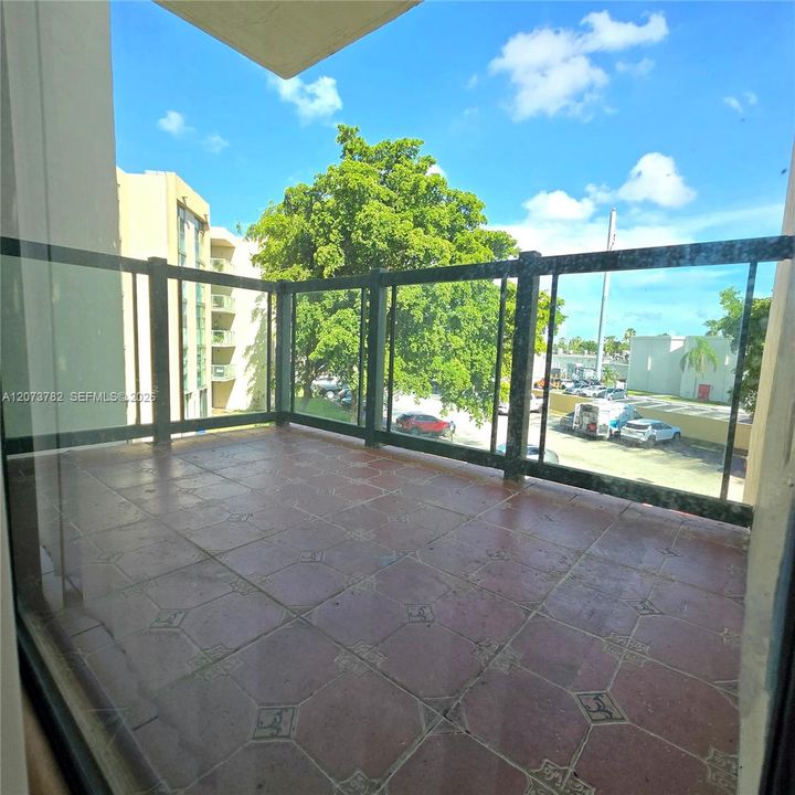 For Rent: $2,400 (2 beds, 2 baths, 910 Square Feet)