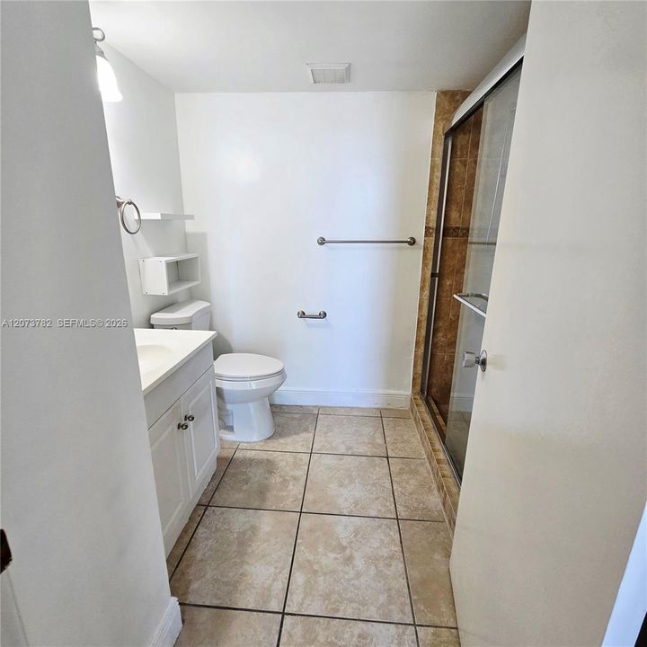 For Rent: $2,400 (2 beds, 2 baths, 910 Square Feet)