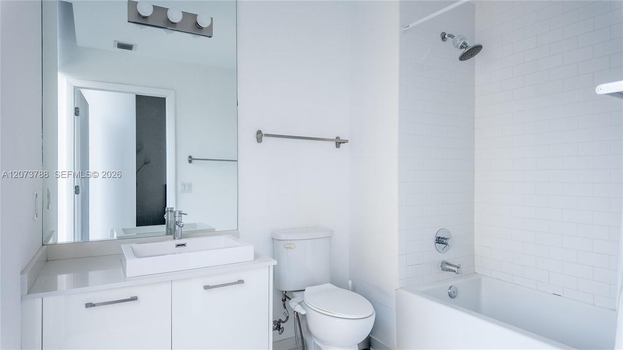 For Sale: $415,000 (2 beds, 2 baths, 791 Square Feet)