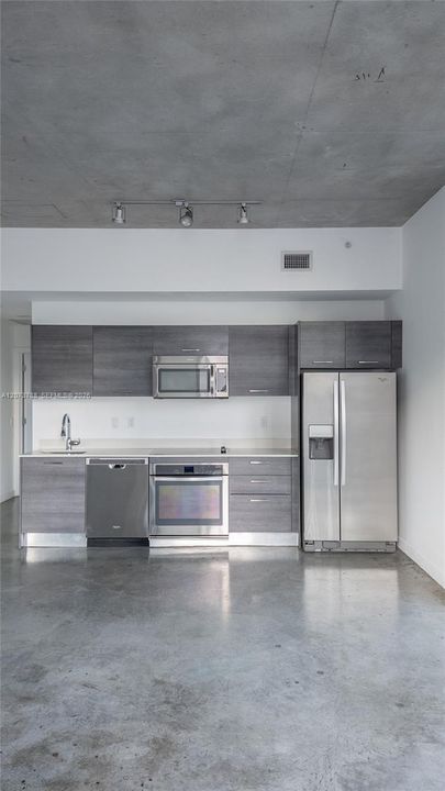 For Sale: $415,000 (2 beds, 2 baths, 791 Square Feet)