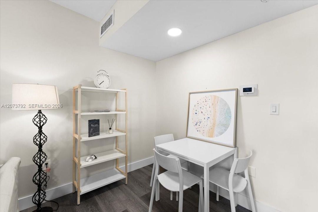 For Rent: $3,000 (1 beds, 1 baths, 651 Square Feet)