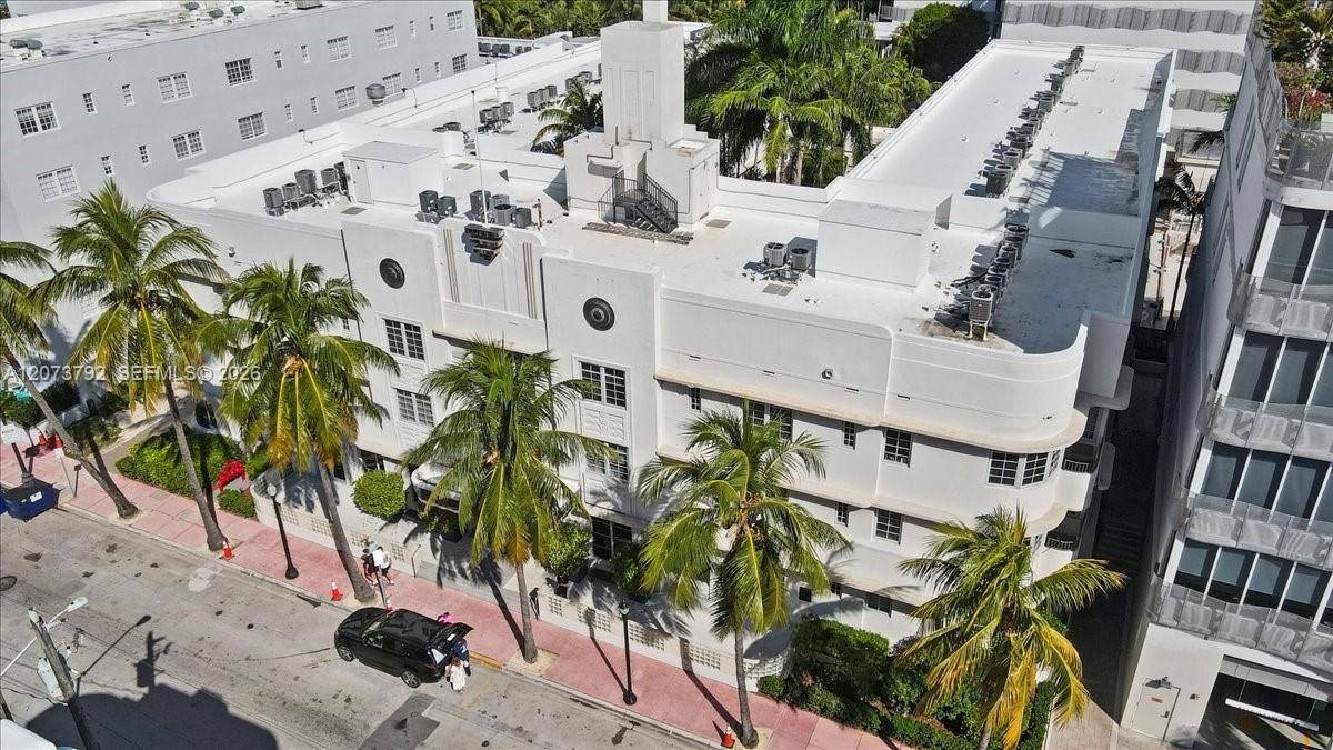 For Rent: $3,000 (1 beds, 1 baths, 651 Square Feet)