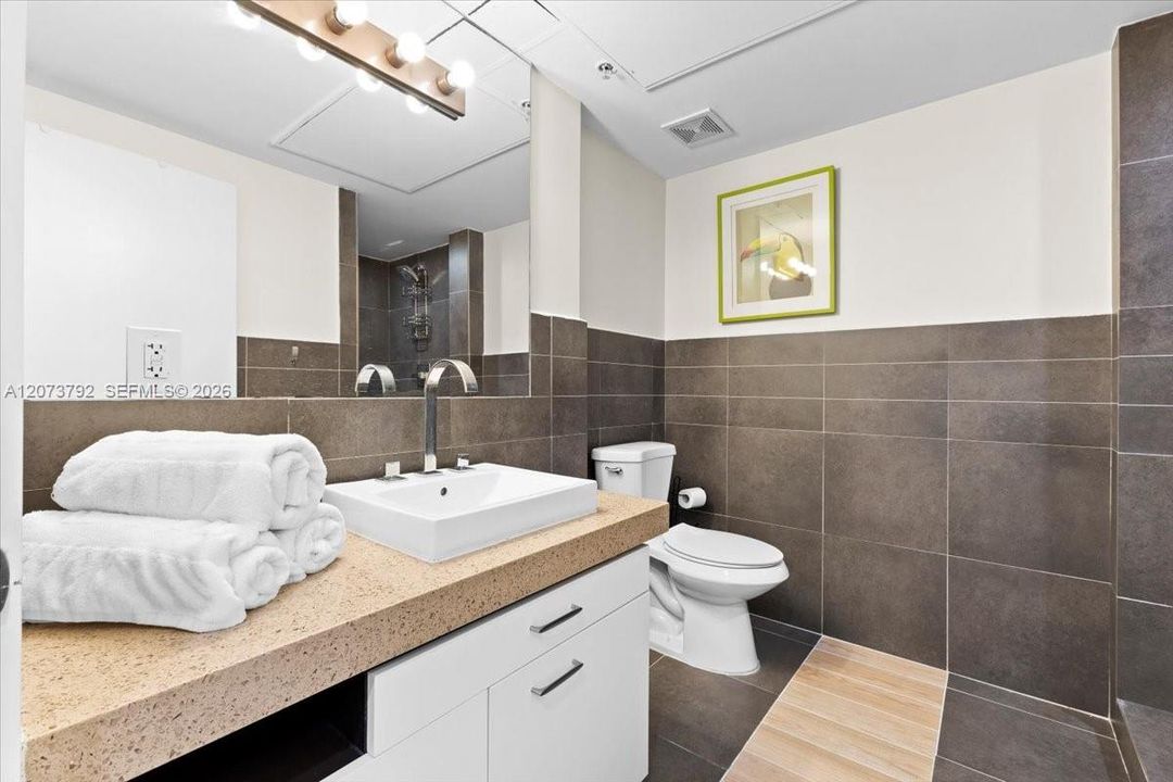 For Rent: $3,000 (1 beds, 1 baths, 651 Square Feet)
