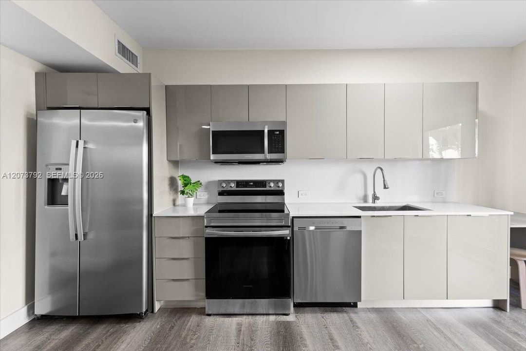 For Rent: $3,000 (1 beds, 1 baths, 651 Square Feet)