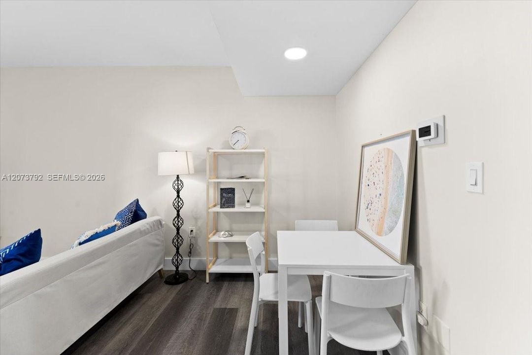 For Rent: $3,000 (1 beds, 1 baths, 651 Square Feet)