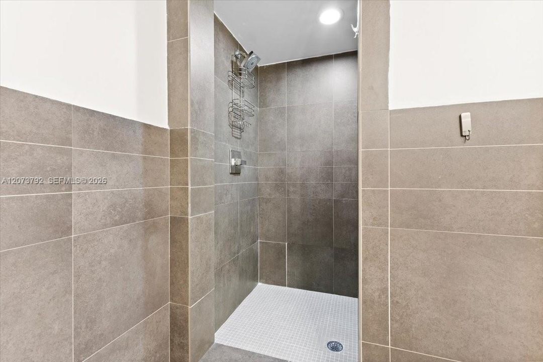 For Rent: $3,000 (1 beds, 1 baths, 651 Square Feet)
