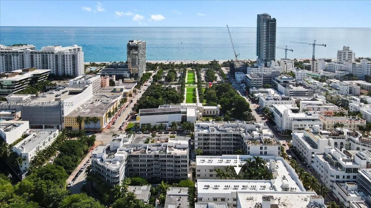For Rent: $3,000 (1 beds, 1 baths, 651 Square Feet)