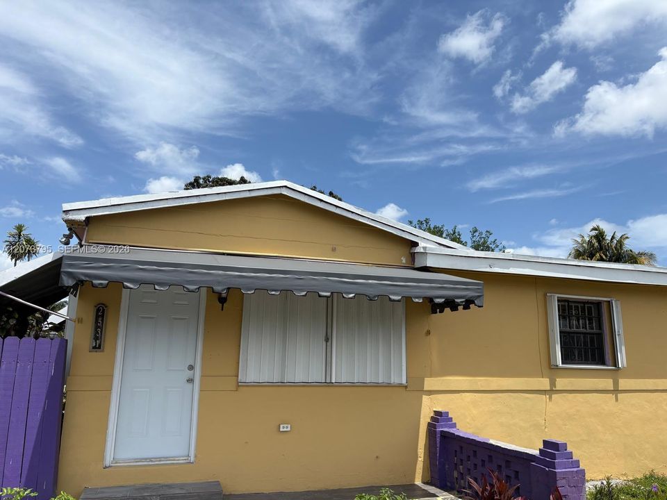 For Rent: $2,300 (2 beds, 1 baths, 1196 Square Feet)