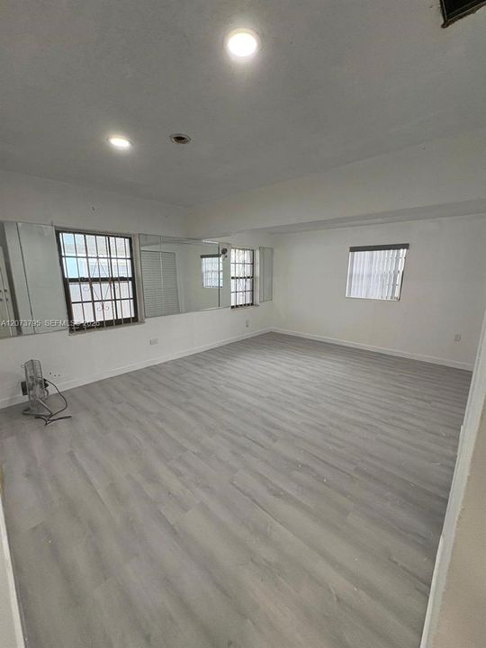 For Rent: $2,300 (2 beds, 1 baths, 1196 Square Feet)