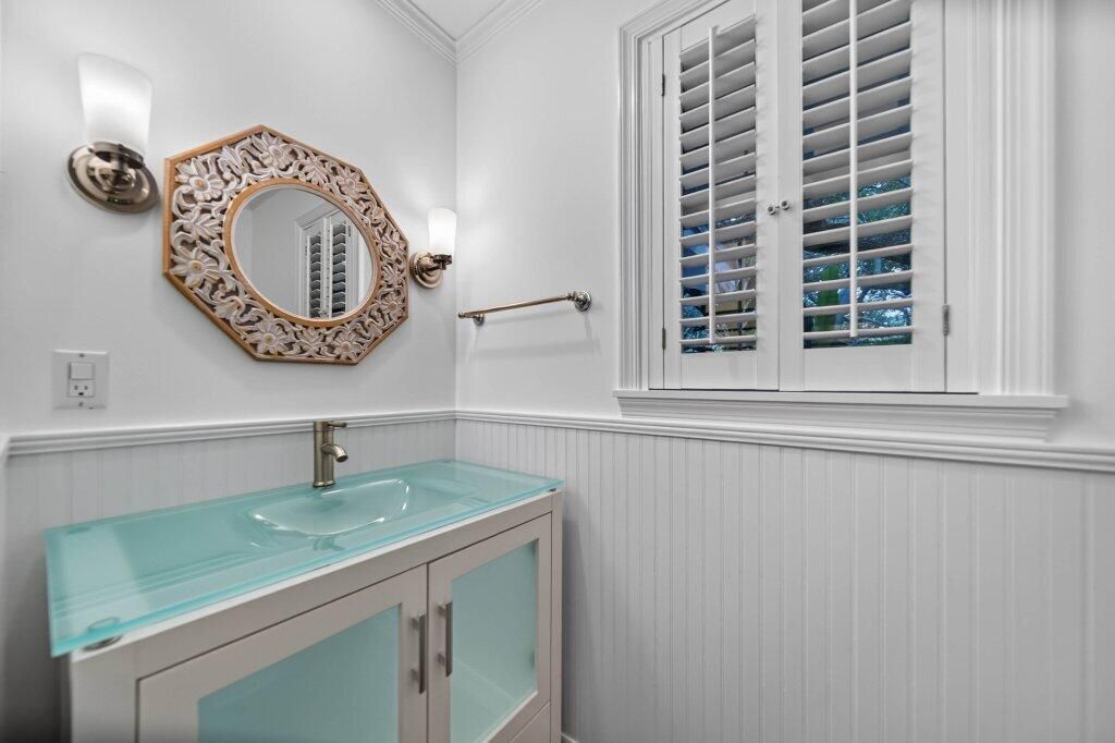 halfbath1.jpg-SMALL