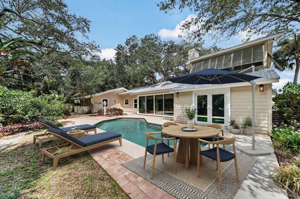 stagedoutdoorliving1.jpg-SMALL