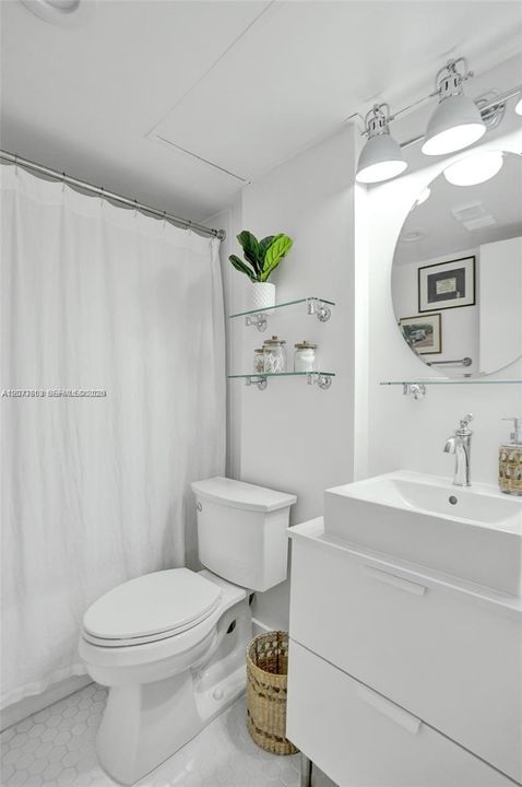For Rent: $2,750 (2 beds, 1 baths, 840 Square Feet)