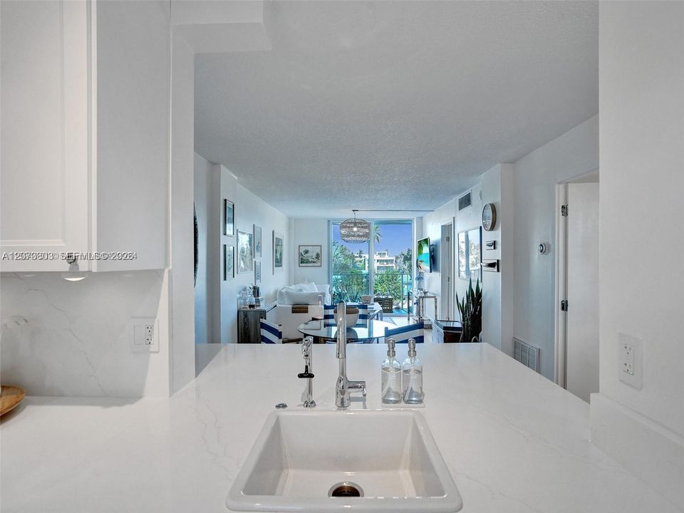 For Rent: $2,750 (2 beds, 1 baths, 840 Square Feet)