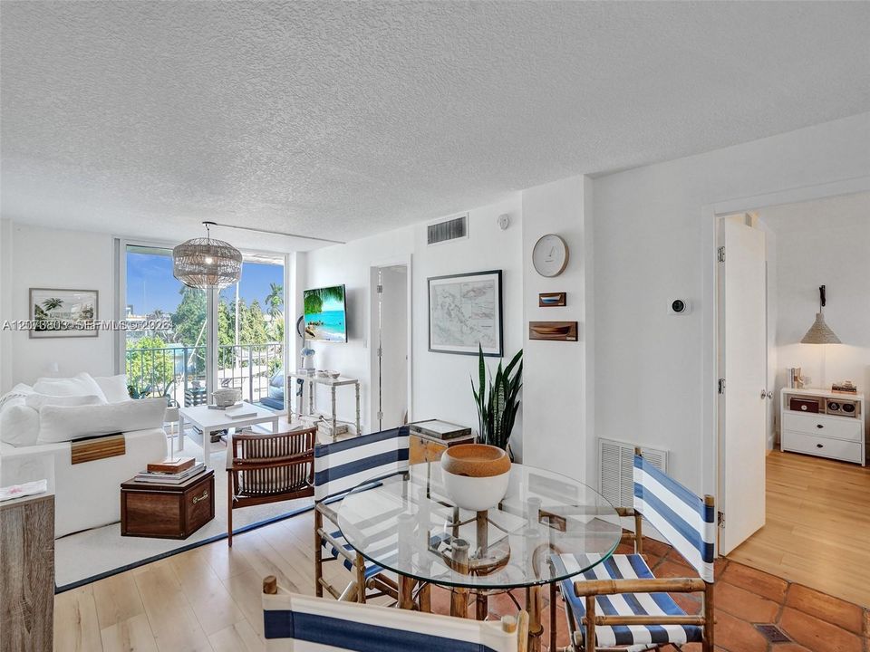 For Rent: $2,750 (2 beds, 1 baths, 840 Square Feet)