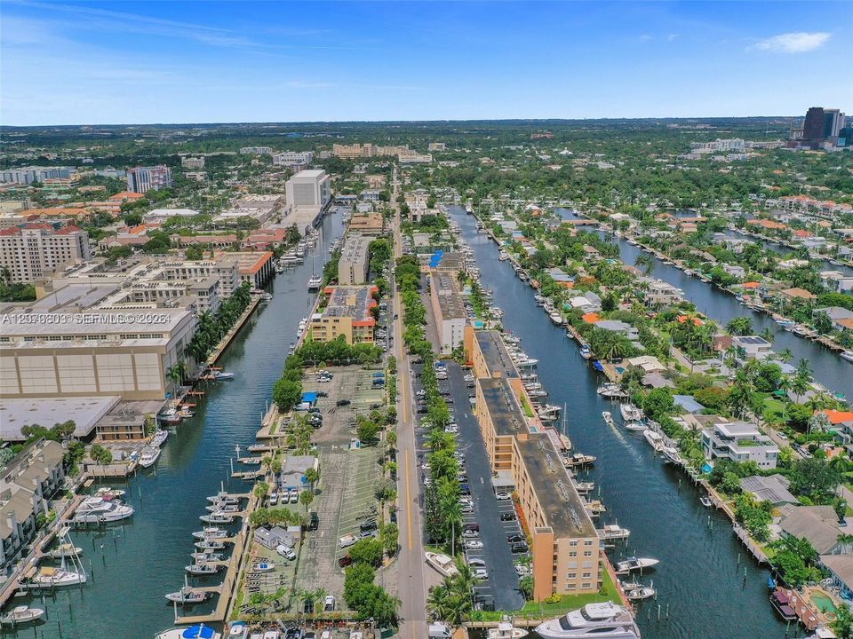 For Rent: $2,750 (2 beds, 1 baths, 840 Square Feet)