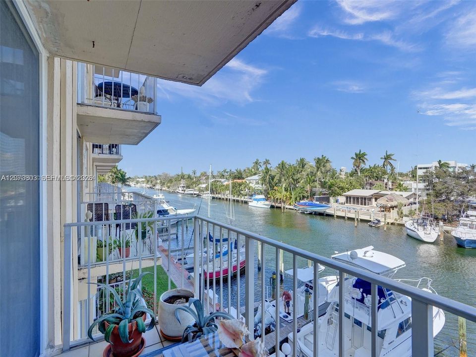 For Rent: $2,750 (2 beds, 1 baths, 840 Square Feet)
