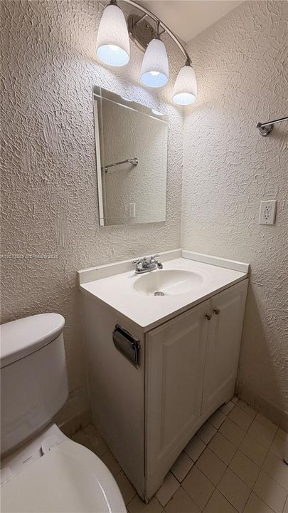 For Rent: $2,100 (2 beds, 2 baths, 939 Square Feet)