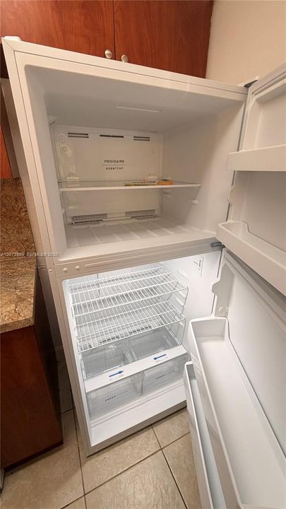For Rent: $2,100 (2 beds, 2 baths, 939 Square Feet)