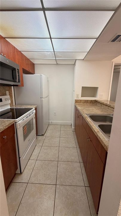 For Rent: $2,100 (2 beds, 2 baths, 939 Square Feet)