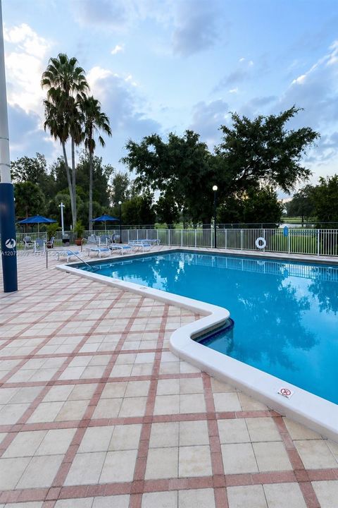 For Rent: $2,100 (2 beds, 2 baths, 939 Square Feet)