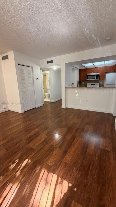 For Rent: $2,100 (2 beds, 2 baths, 939 Square Feet)