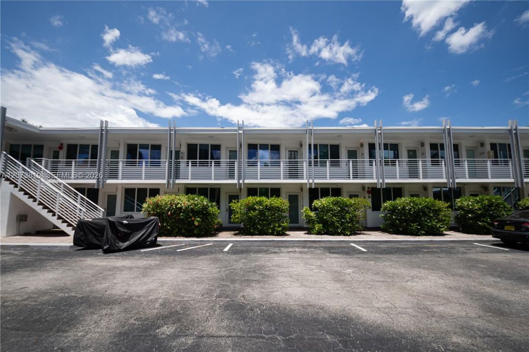 For Sale: $1,200,000 (1 beds, 1 baths, 620 Square Feet)