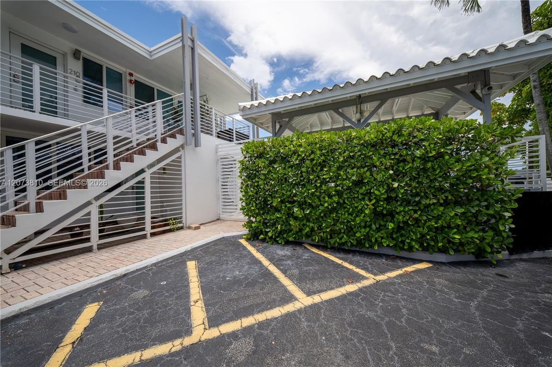 For Sale: $1,200,000 (1 beds, 1 baths, 620 Square Feet)