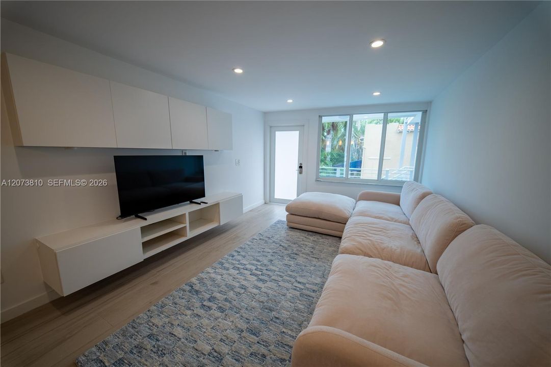 For Sale: $1,200,000 (1 beds, 1 baths, 620 Square Feet)