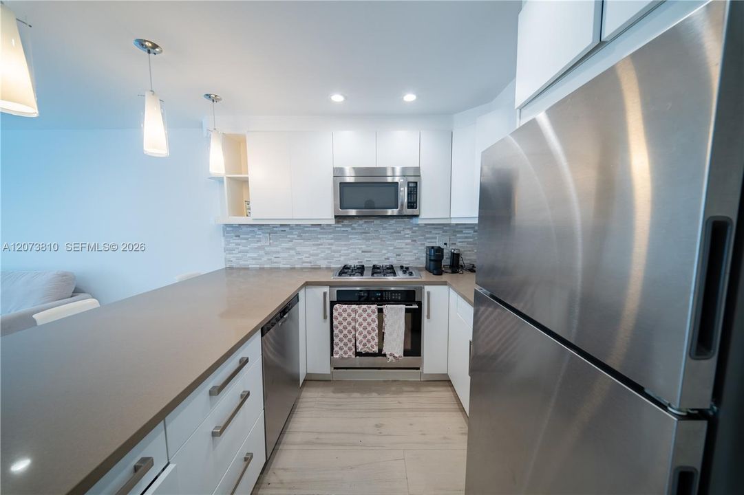 For Sale: $1,200,000 (1 beds, 1 baths, 620 Square Feet)