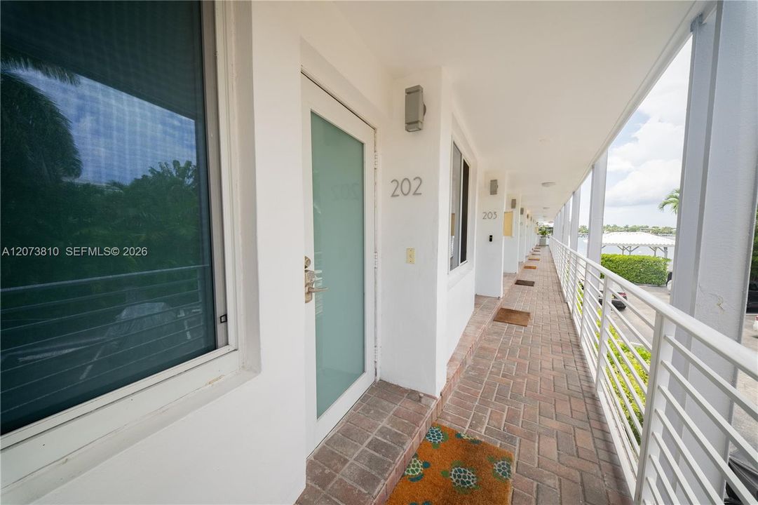 For Sale: $1,200,000 (1 beds, 1 baths, 620 Square Feet)