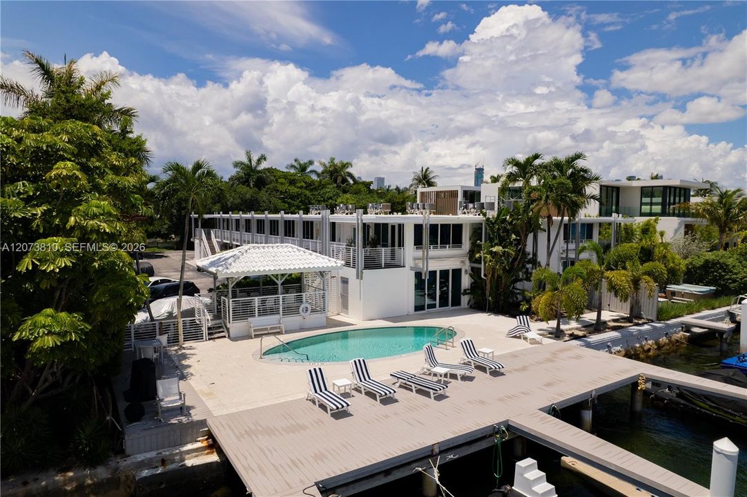 For Sale: $1,200,000 (1 beds, 1 baths, 620 Square Feet)