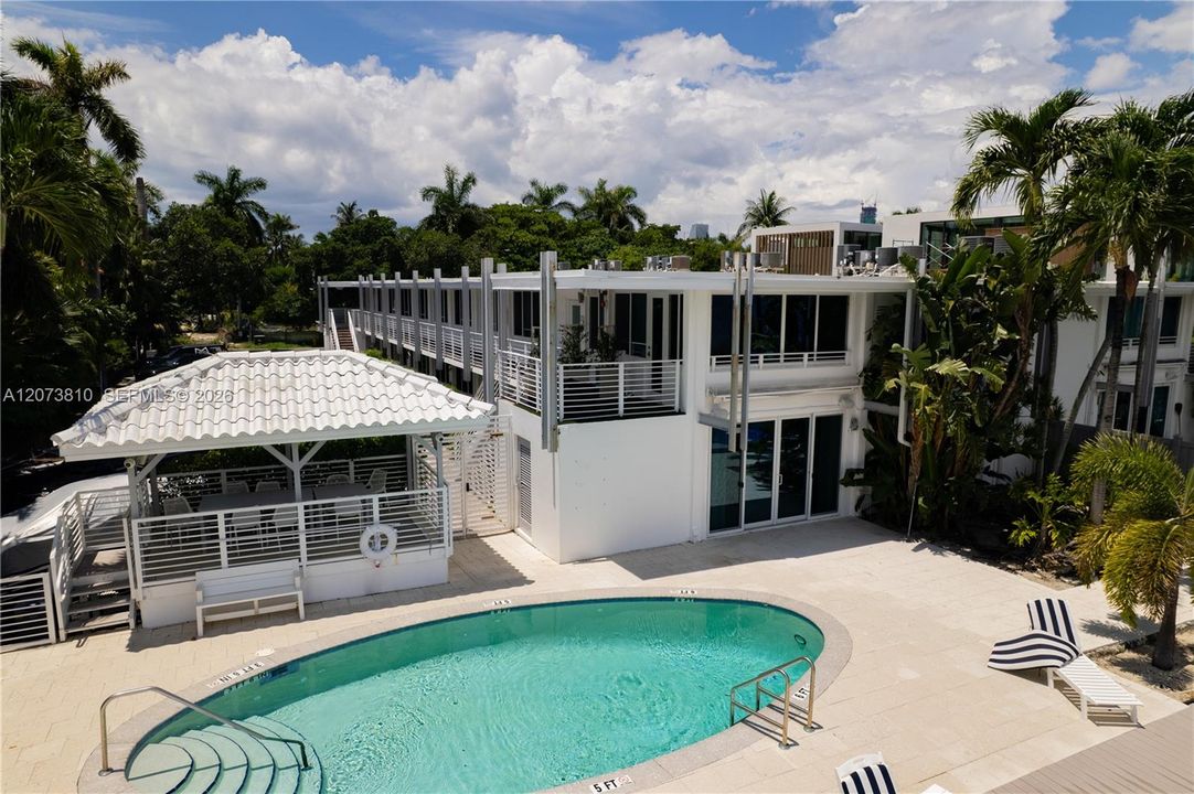 For Sale: $1,200,000 (1 beds, 1 baths, 620 Square Feet)