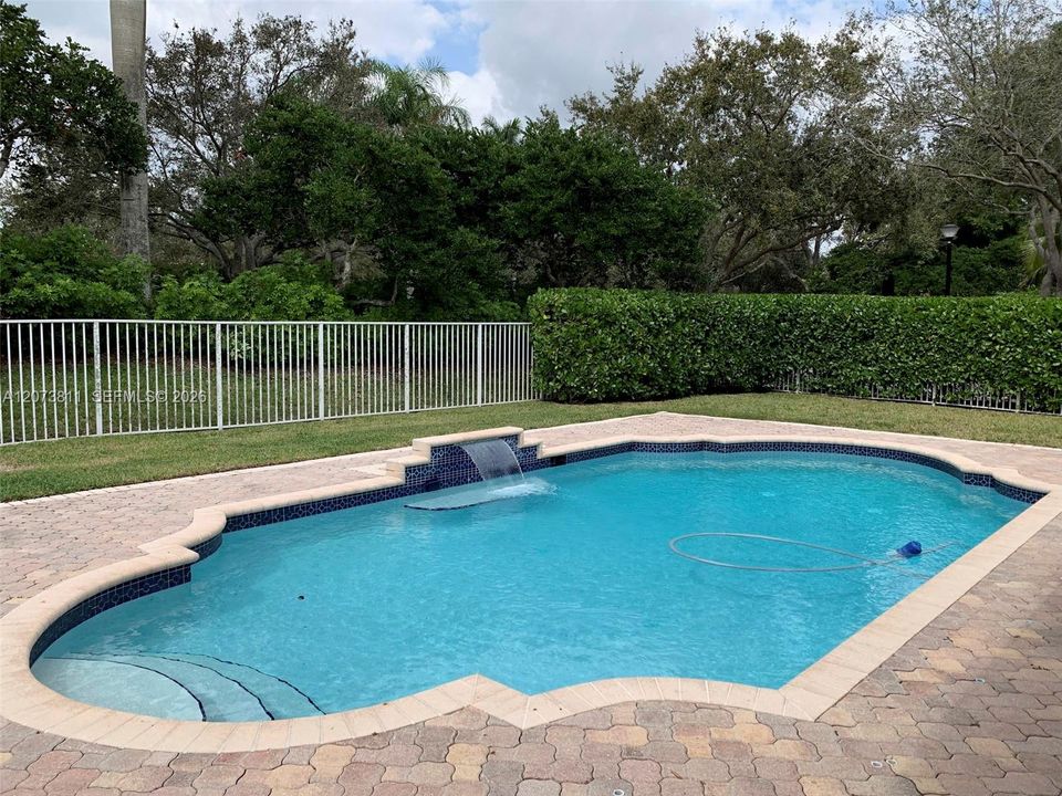 For Rent: $5,350 (4 beds, 2 baths, 1883 Square Feet)