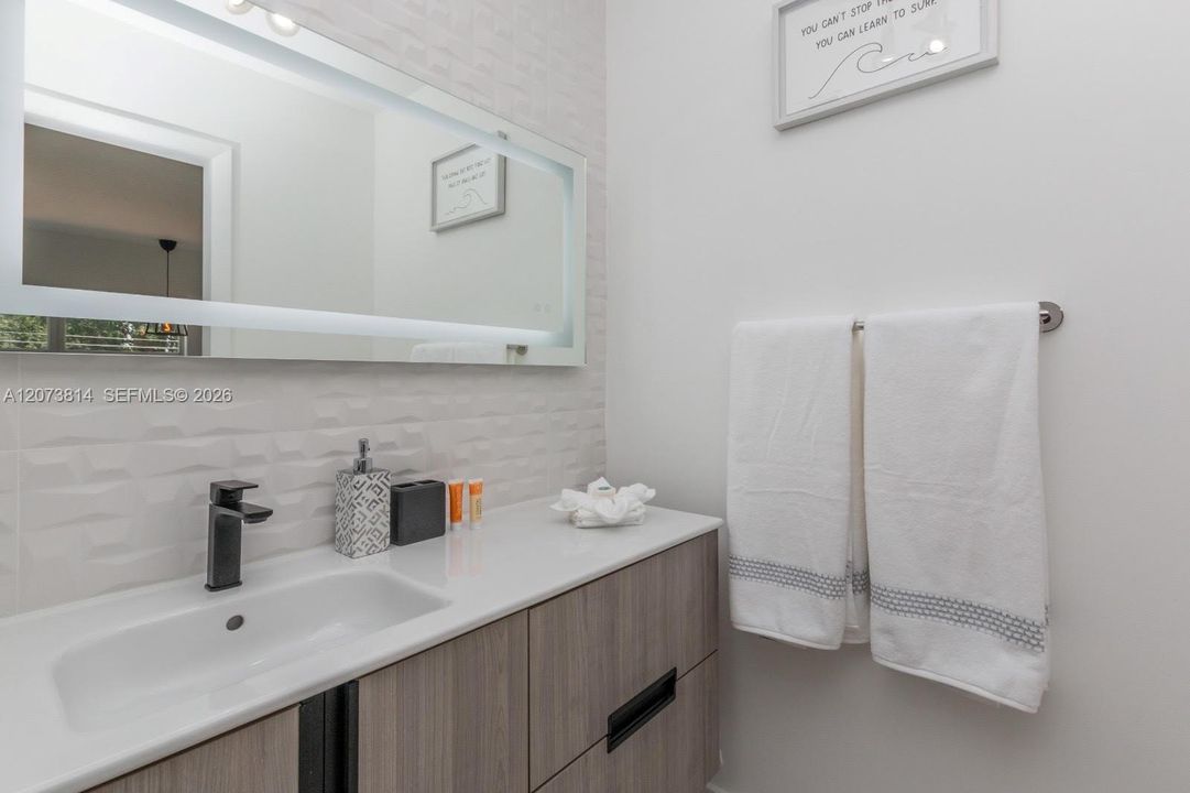 For Rent: $1,600 (0 beds, 1 baths, 420 Square Feet)