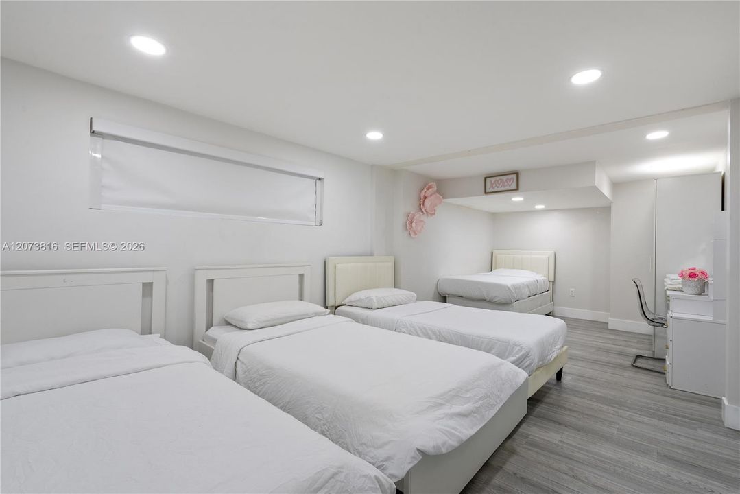 For Rent: $3,500 (3 beds, 1 baths, 1896 Square Feet)