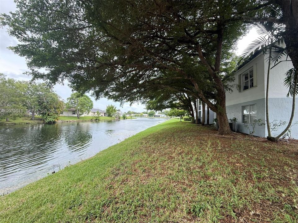 For Sale: $184,900 (2 beds, 2 baths, 984 Square Feet)