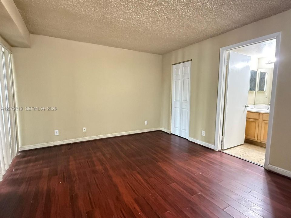 For Sale: $184,900 (2 beds, 2 baths, 984 Square Feet)