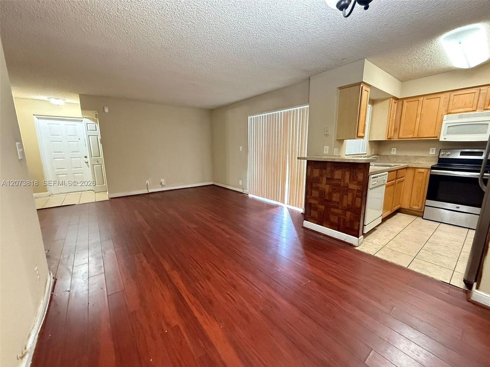 For Sale: $184,900 (2 beds, 2 baths, 984 Square Feet)