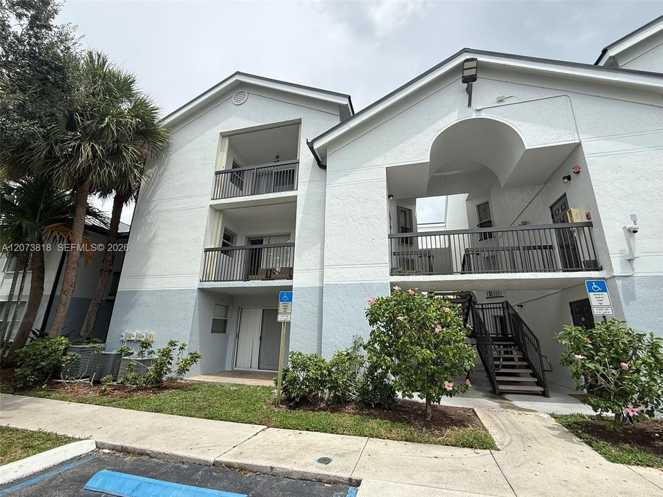 For Sale: $184,900 (2 beds, 2 baths, 984 Square Feet)