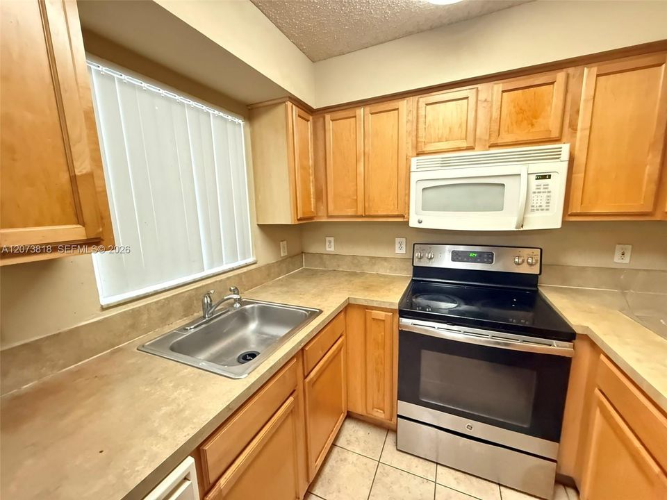 For Sale: $184,900 (2 beds, 2 baths, 984 Square Feet)
