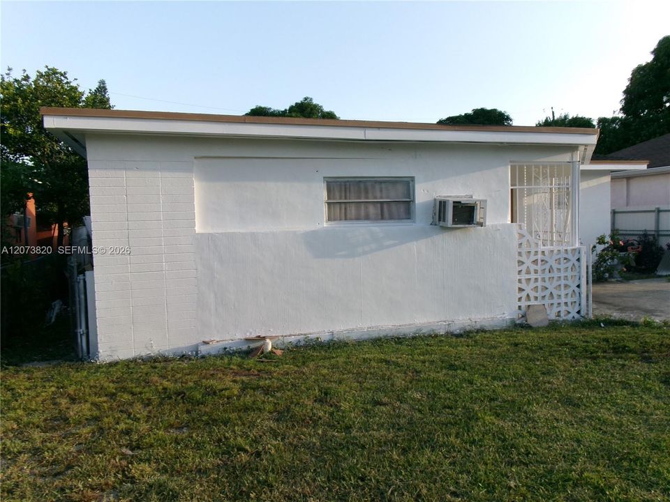 For Sale: $450,000 (4 beds, 2 baths, 1080 Square Feet)