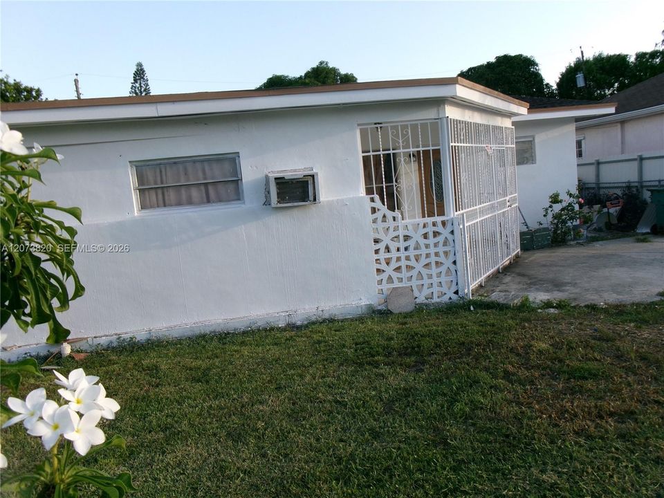 For Sale: $450,000 (4 beds, 2 baths, 1080 Square Feet)