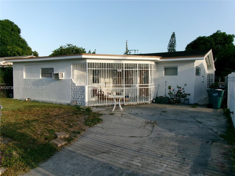 For Sale: $450,000 (4 beds, 2 baths, 1080 Square Feet)