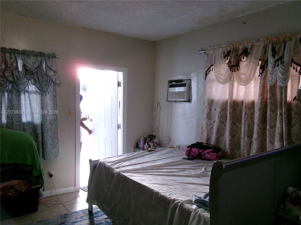 For Sale: $450,000 (4 beds, 2 baths, 1080 Square Feet)